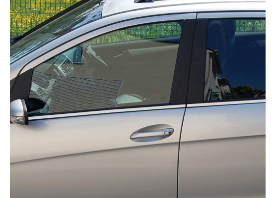 Baguette chromée de contour inférieur des vitres Mercedes Classe A W169 0408W169 Phase 2 0812W17